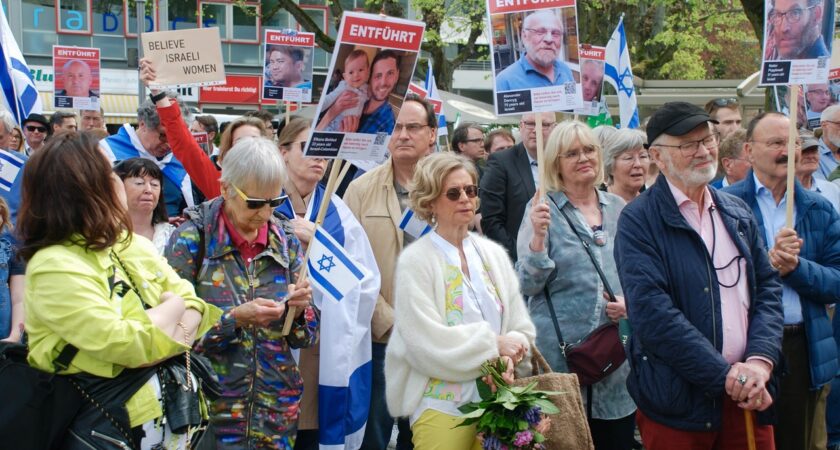 Bericht: Israel lebt – und die Hoffnung auch  Bewegende Solidaritätskundgebung auf dem Sderotplatz in Zehlendorf
